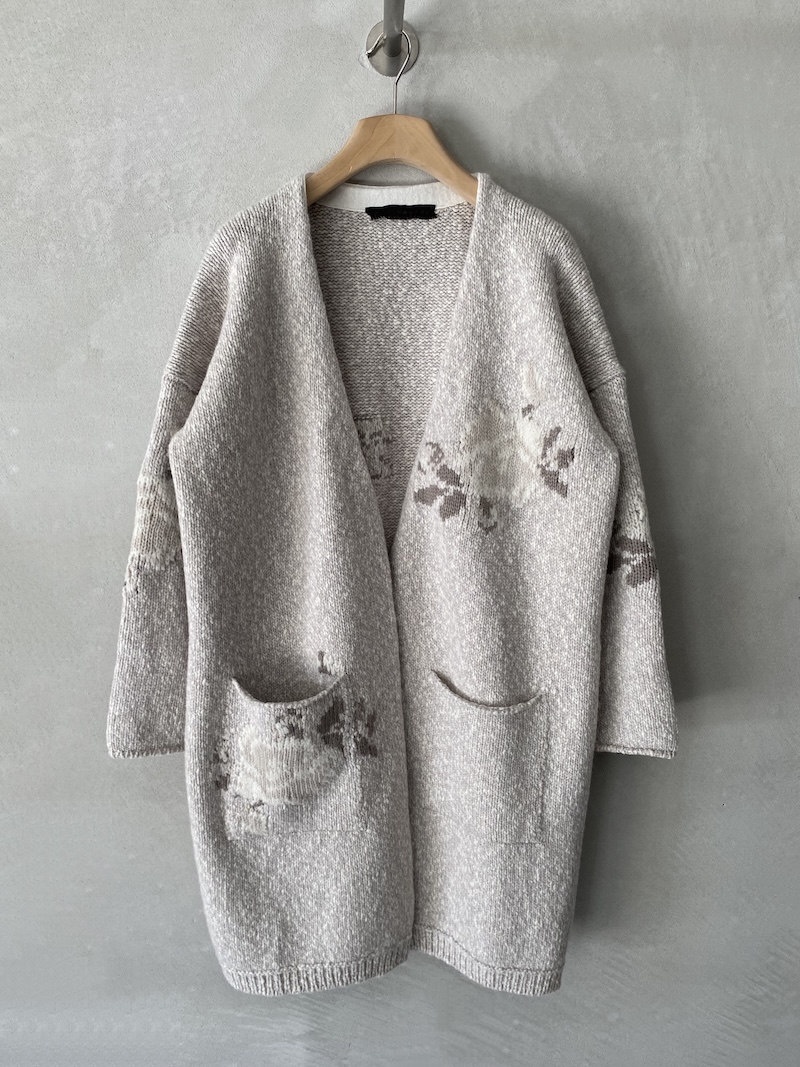 Marina Lari long white merino wool cardigan with floral inlays Long white cardigan in chiné merino wool, with contrasting floral inlays, patch pockets and oversized fit, Marina Lari.