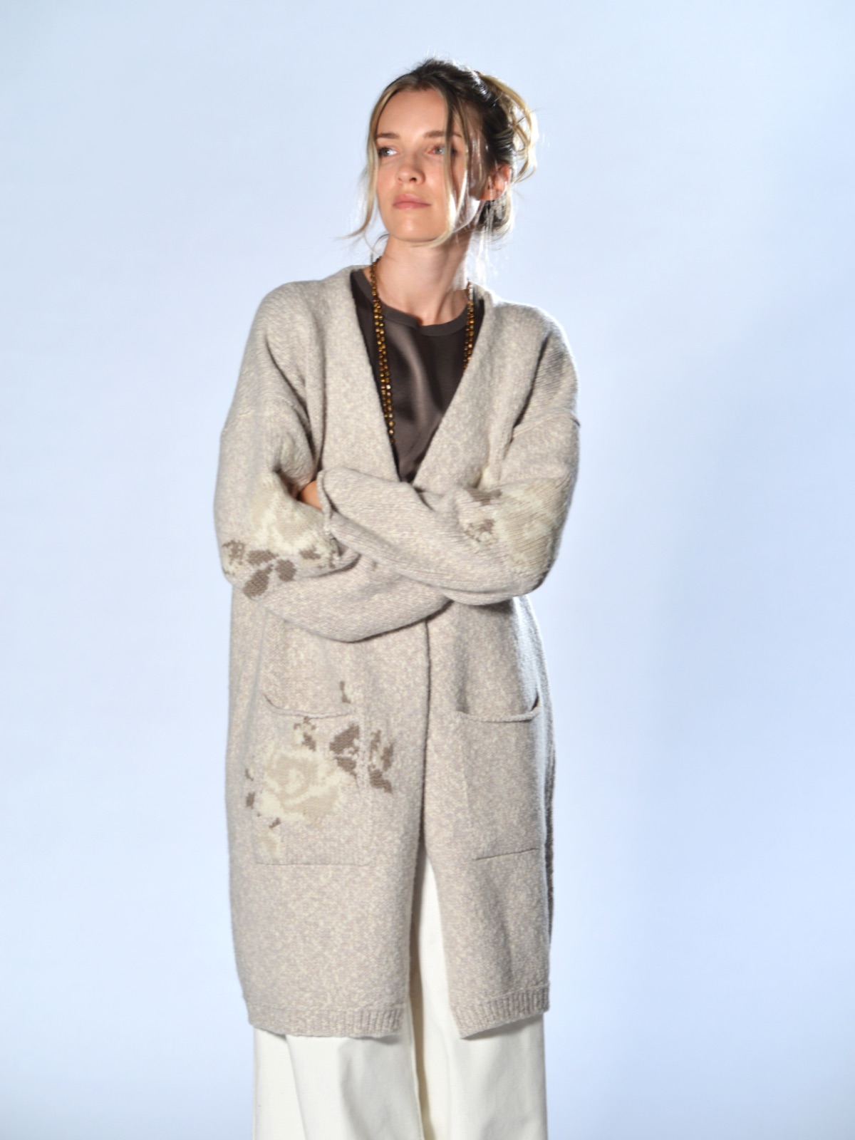 Cardigan lungo bianco in lana merino chiné, con intarsi floreali a contrasto, tasche applicate e vestibilità over, Marina Lari.