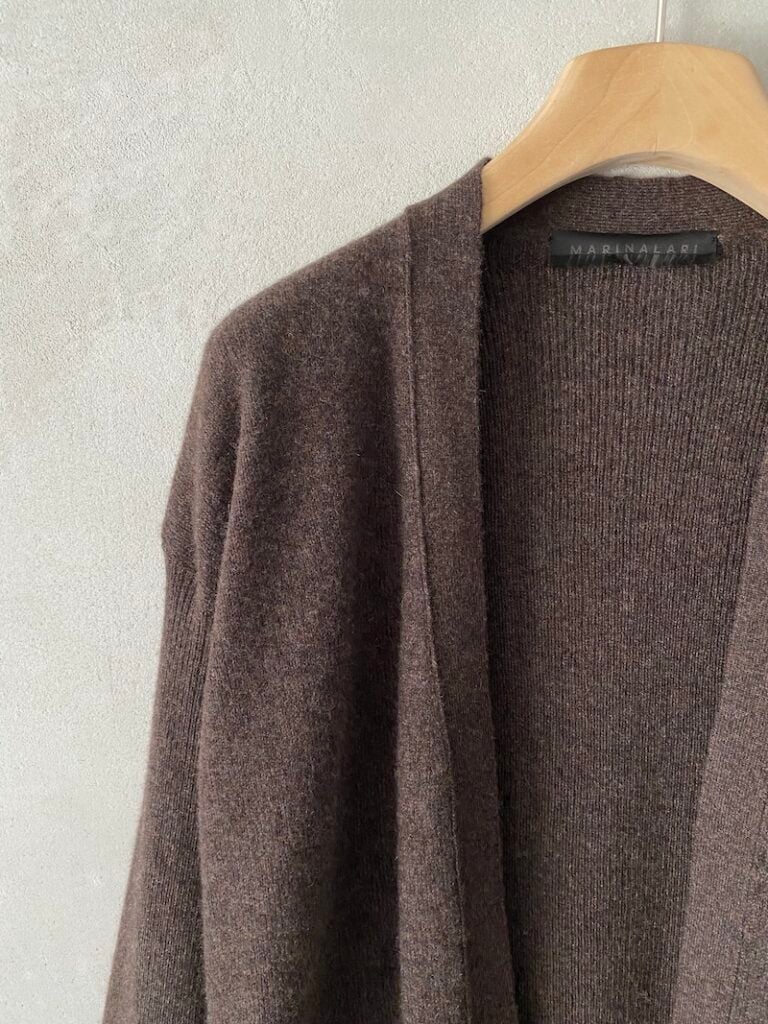 Cardigan lungo marrone chiaro in cashmere leggero con tasche applicate Marina Lari 3