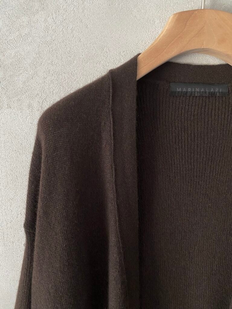 Cardigan lungo marrone in cashmere leggero con tasche applicate Marina Lari 3