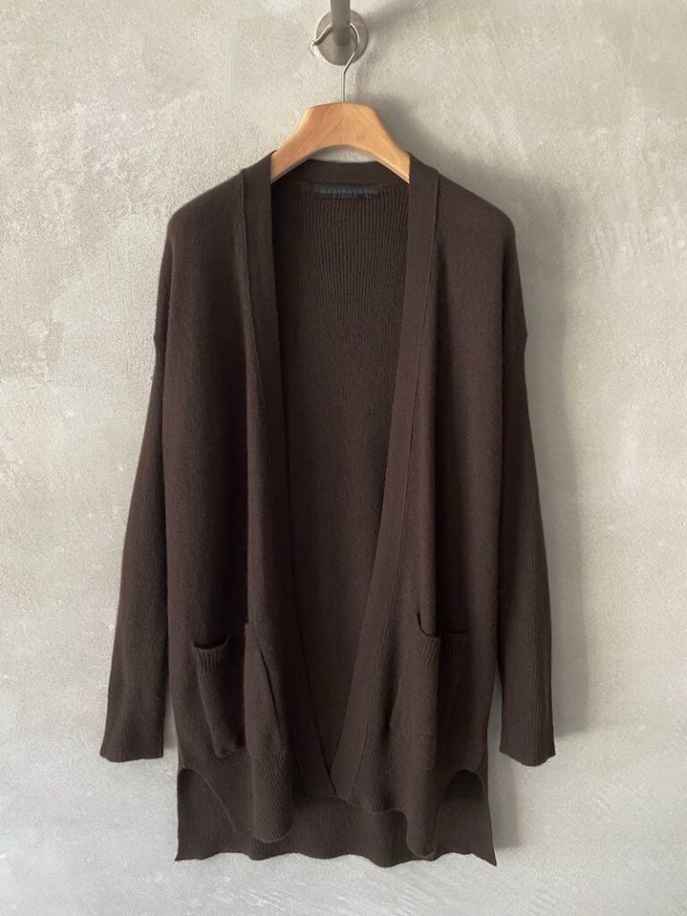 Cardigan lungo marrone in cashmere leggero con tasche applicate Marina Lari