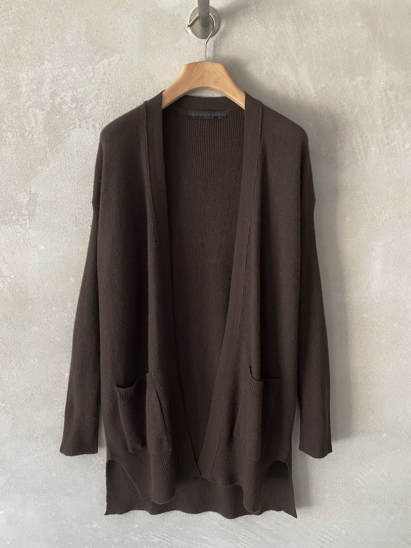 Cardigan lungo marrone in cashmere leggero, aperto senza chiusura, con spalla calata, tasche applicate e retro più lungo, Marina Lari.
