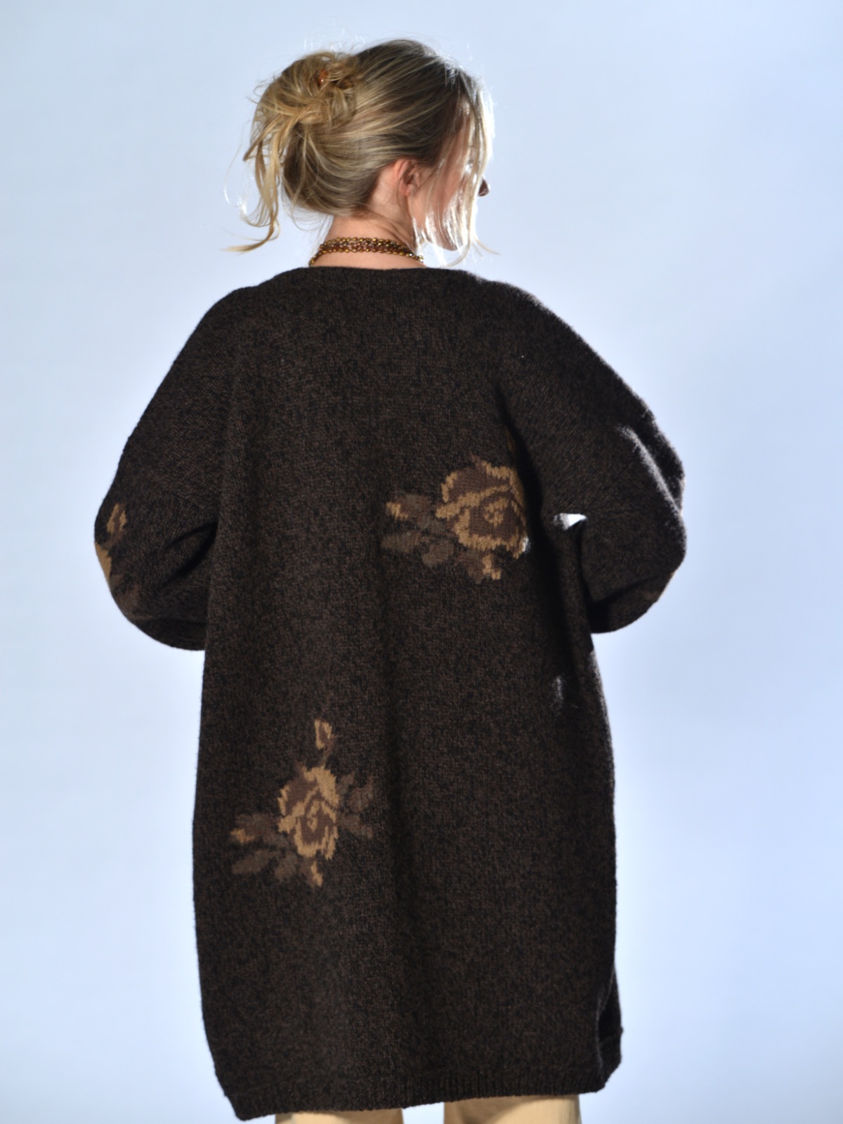 Cardigan lungo marrone in lana merino chiné con intarsi floreali Marina Lari 2