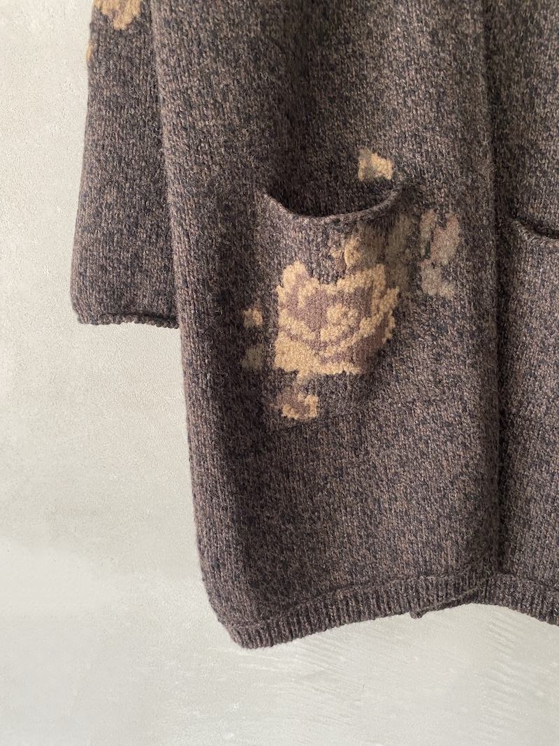 Cardigan lungo marrone in lana merino chiné con intarsi floreali Marina Lari