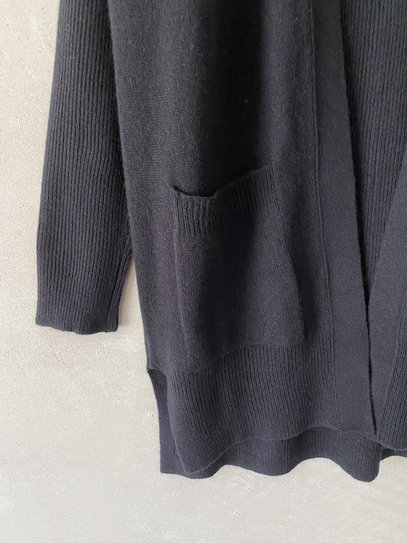 Cardigan lungo nero in cashmere leggero con tasche applicate Marina Lari