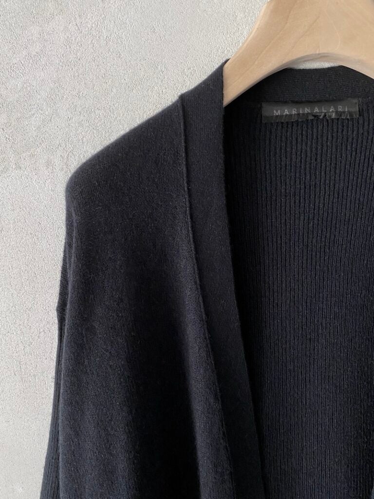 Cardigan lungo nero in cashmere leggero con tasche applicate Marina Lari 3