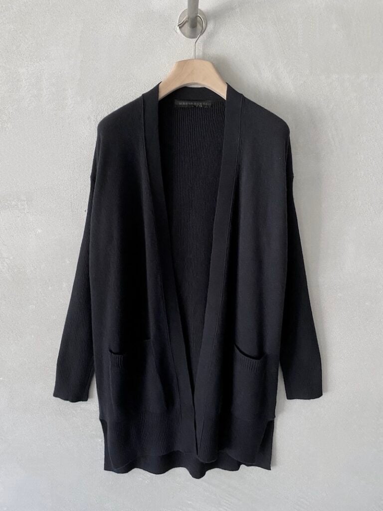Cardigan lungo nero in cashmere leggero con tasche applicate Marina Lari