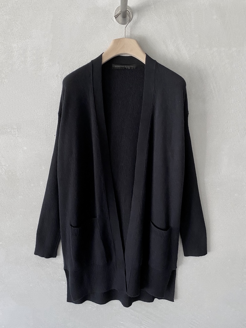 Long black cardigan in light cashmere, open without fastening, with dropped shoulders, patch pockets and longer back, Marina Lari.