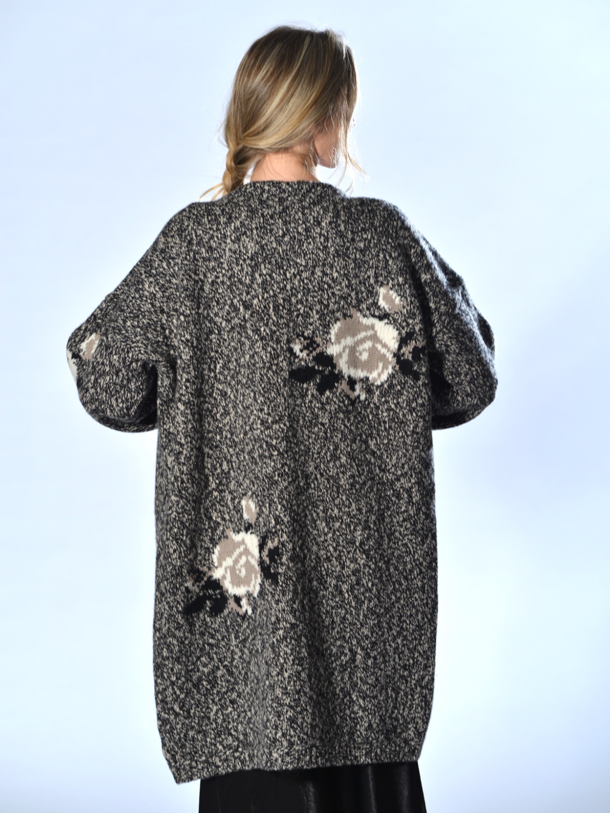 Cardigan lungo nero in lana merino chiné con intarsi floreali Marina Lari 2
