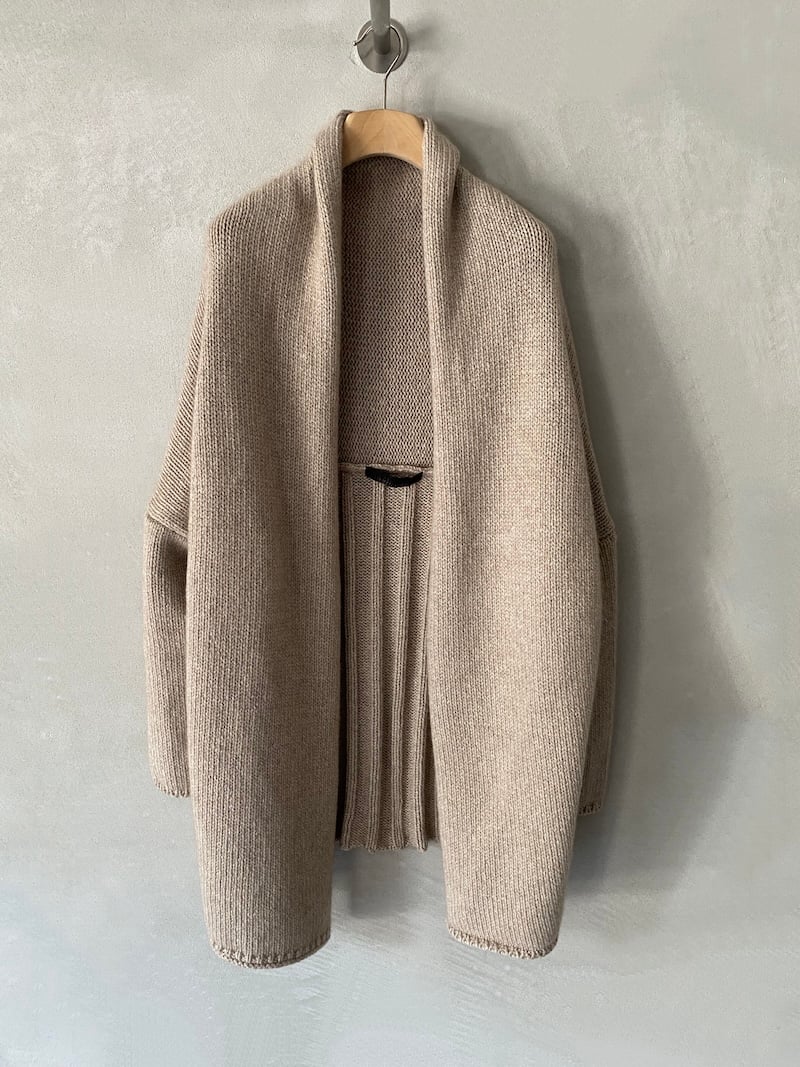 Cardigan over in cashmere a quattro fili con collo sciallato, spalla calata e lavorazione a coste larghe sul retro colore beige - MARINA LARI