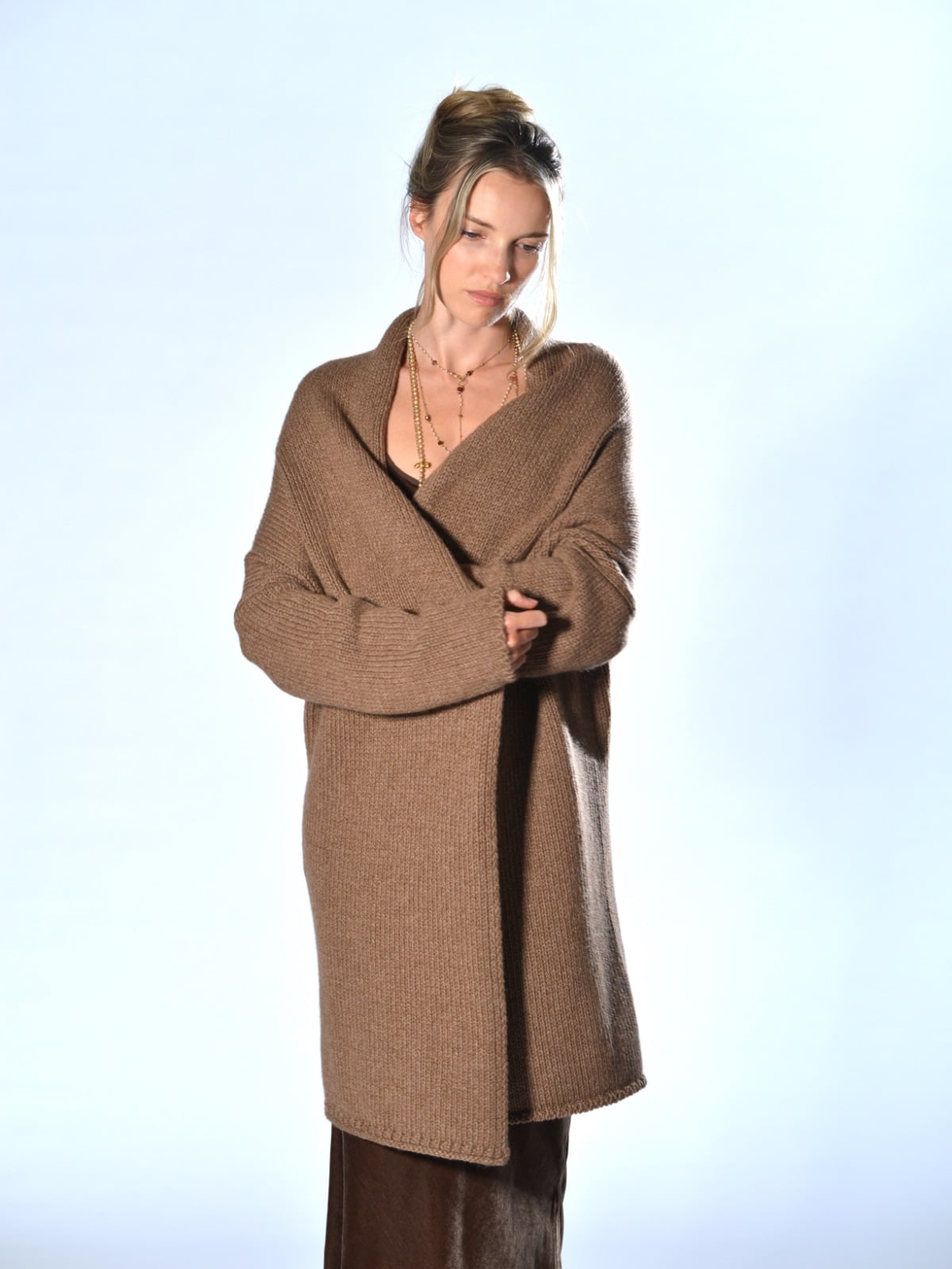 Cardigan over in cashmere a quattro fili con collo sciallato, spalla calata e lavorazione a coste larghe sul retro colore ice coffè - MARINA LARI