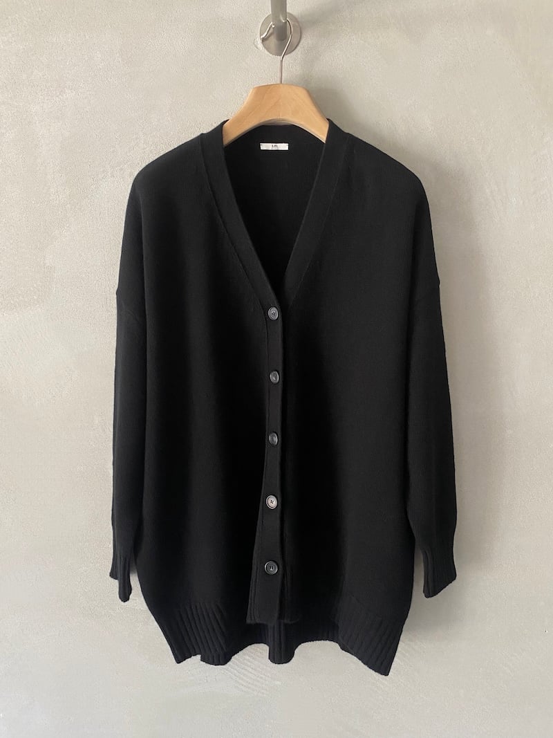 Cardigan over in cashmere con scollo a V, spalla calata, chiusura a cinque bottoni e lavorazione a coste colore nero - MSM MILANO