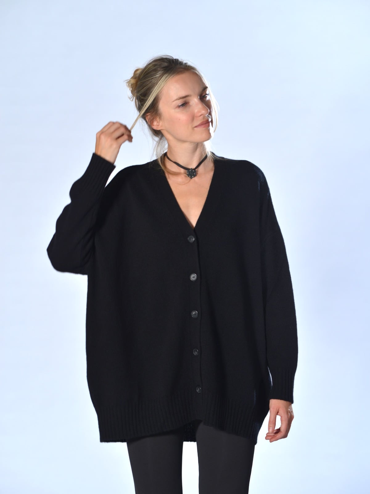 Cardigan over in cashmere con scollo a V, spalla calata, chiusura a cinque bottoni e lavorazione a coste colore nero - MSM MILANO