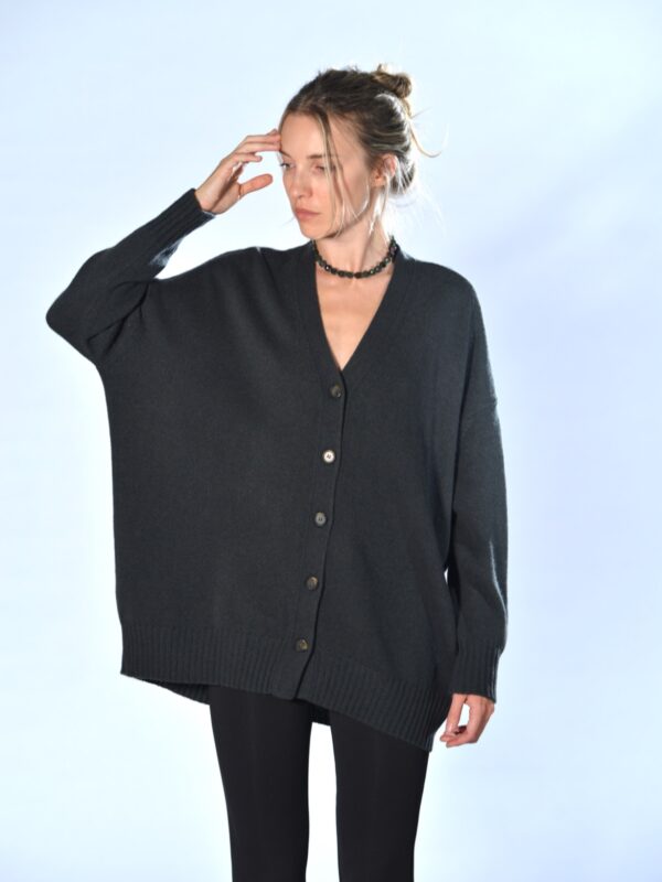 Cardigan over in cashmere con scollo a V, spalla calata, chiusura a cinque bottoni e lavorazione a coste colore verde - MSM MILANO