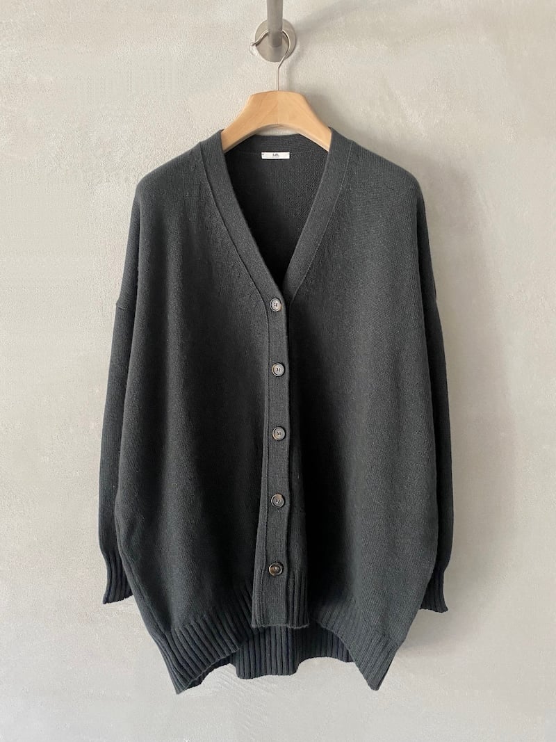 Cardigan over in cashmere con scollo a V, spalla calata, chiusura a cinque bottoni e lavorazione a coste colore verde - MSM MILANO