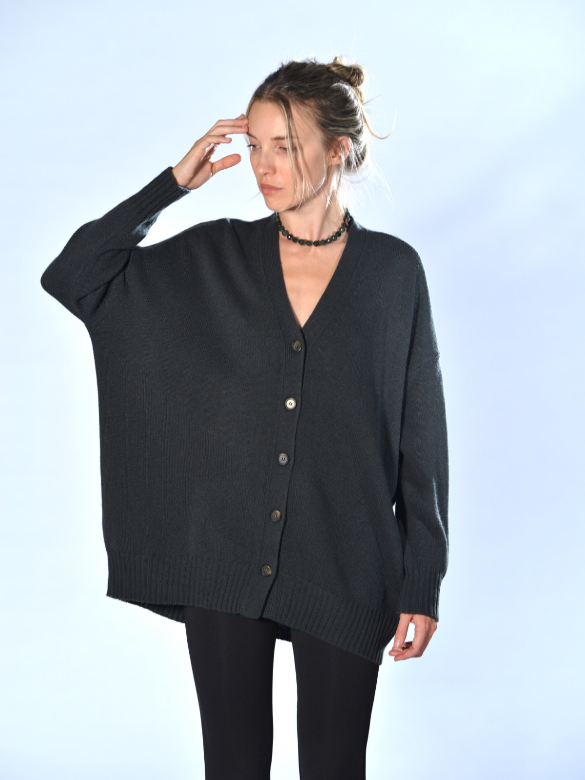 Cardigan over in cashmere con scollo a V, spalla calata, chiusura a cinque bottoni e lavorazione a coste colore verde - MSM MILANO