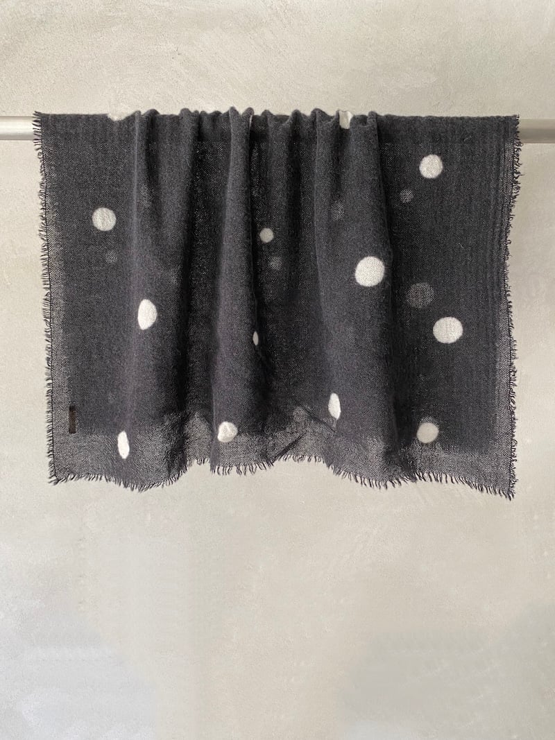 Foulard quadrato in cashmere leggero con motivo a pois di diverse dimensioni e bordi sfrangiati a taglio vivo colore nero - APUNTOB