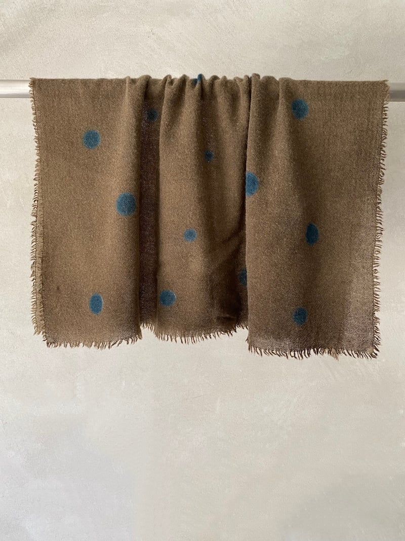 Foulard quadrato in cashmere leggero con motivo a pois di diverse dimensioni e bordi sfrangiati a taglio vivo colore olive - APUNTOB