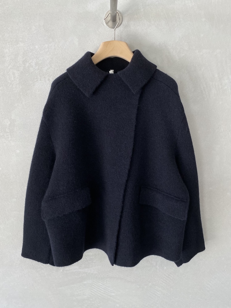 Giaccone blu oversize in maglieria di filati misti mélange, con spalla calata, ampio giromanica e bottoni nascosti, Boboutic.