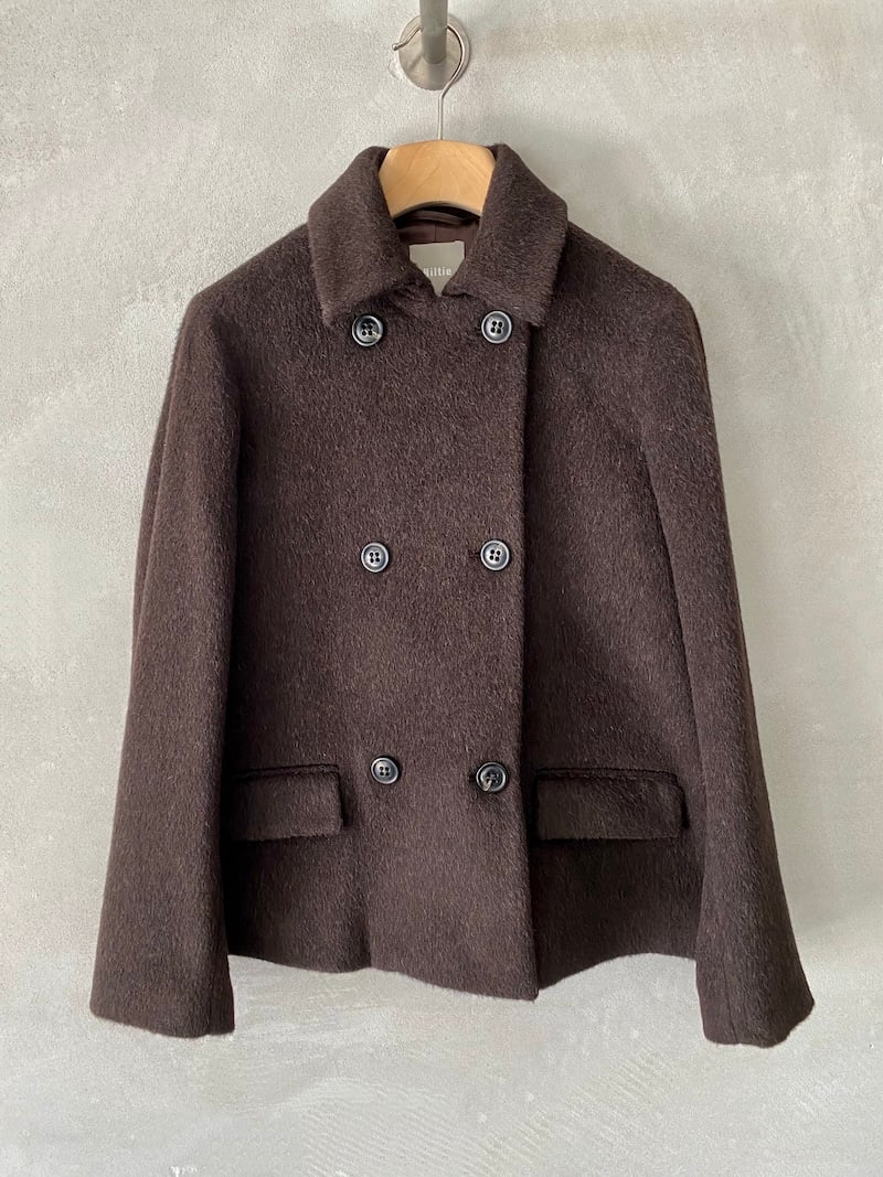Giacca doppiopetto in alpaca e lana con linea dritta, collo ampio, chiusura a sei bottoni e tasche a filetto con patta colore marrone - KILTIE