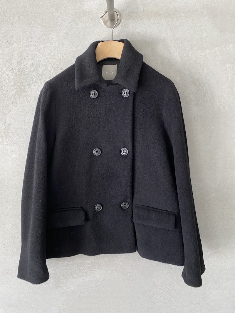 Giacca doppiopetto in alpaca e lana con linea dritta, collo ampio, chiusura a sei bottoni e tasche a filetto con patta colore nero - KILTIE