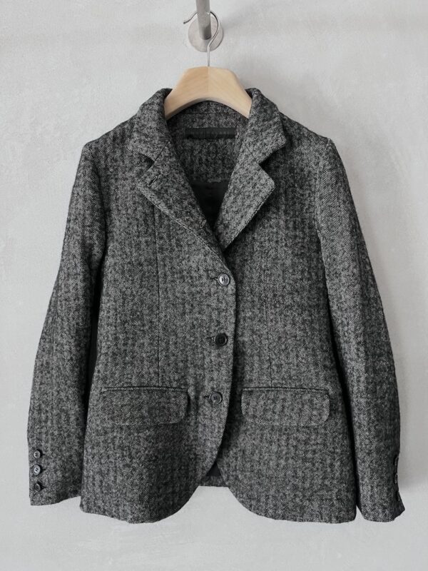 Ecru and black single-breasted jacket in herringbone wool and linen, with convertible closure, asymmetrical high collar and lapels, Marina Lari.