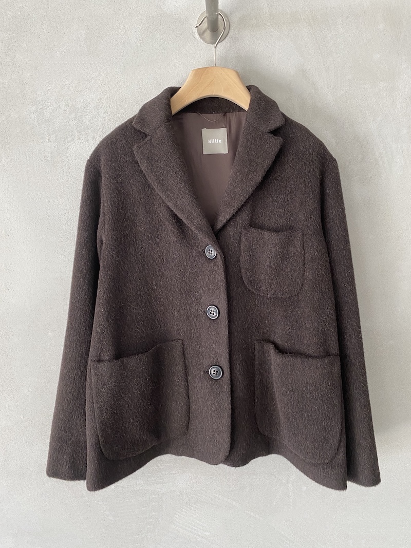 Giacca monopetto in alpaca e lana con revers classico, chiusura a tre bottoni e tre tasche applicate colore marrone - KILTIE
