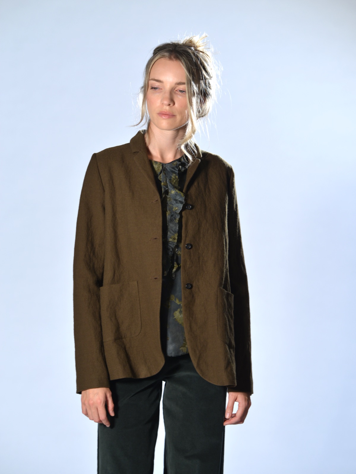Giacca monopetto in lana vergine e cotone con piccoli revers classici, tre bottoni e tasche applicate colore militare - APUNTOB