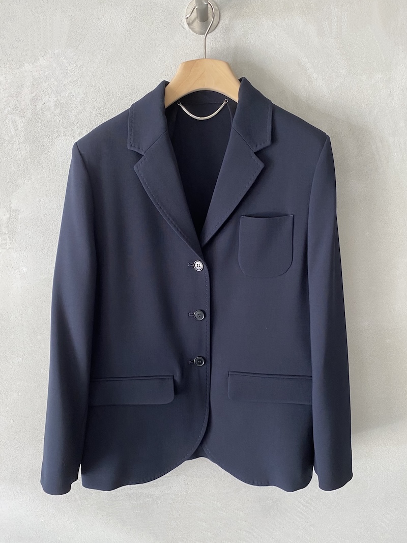 Giacca monopetto sfoderata in lana elasticizzata con revers classico, impunture a mano, chiusura a tre bottoni e tasche con patta colore blu - TRUE ROYAL