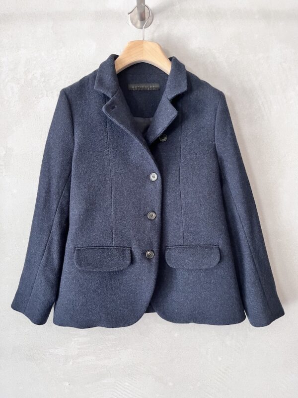 Navy single-breasted, fully lined wool jacket with convertible collar, five-button closure, and welt pockets with flaps - MARINA LARI