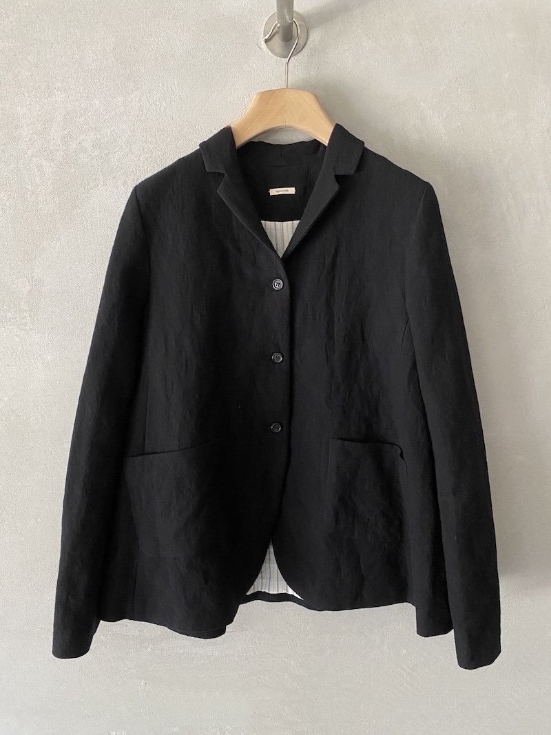 Giacca monopetto in lana vergine e cotone con piccoli revers classici, tre bottoni e tasche applicate colore nero - APUNTOB