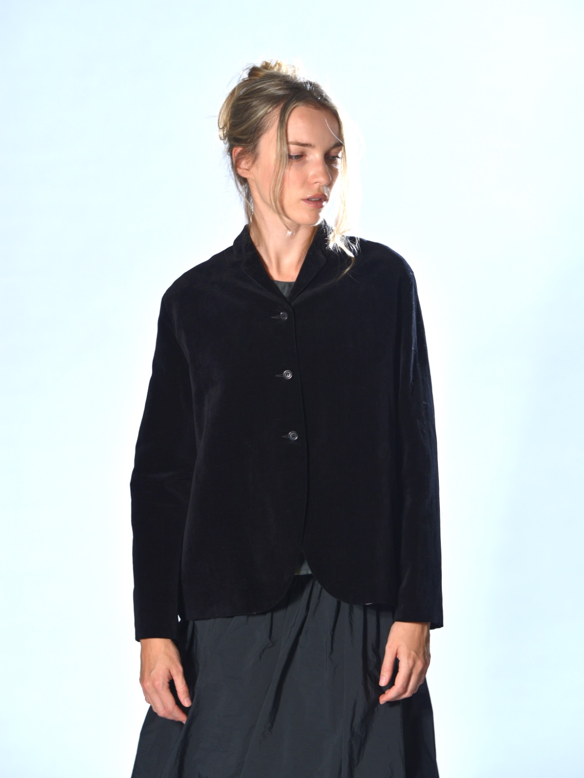 Giacca monopetto in velluto di lino e cotone con piccoli revers classici, chiusura a tre bottoni e linea svasata colore nero - APUNTOB