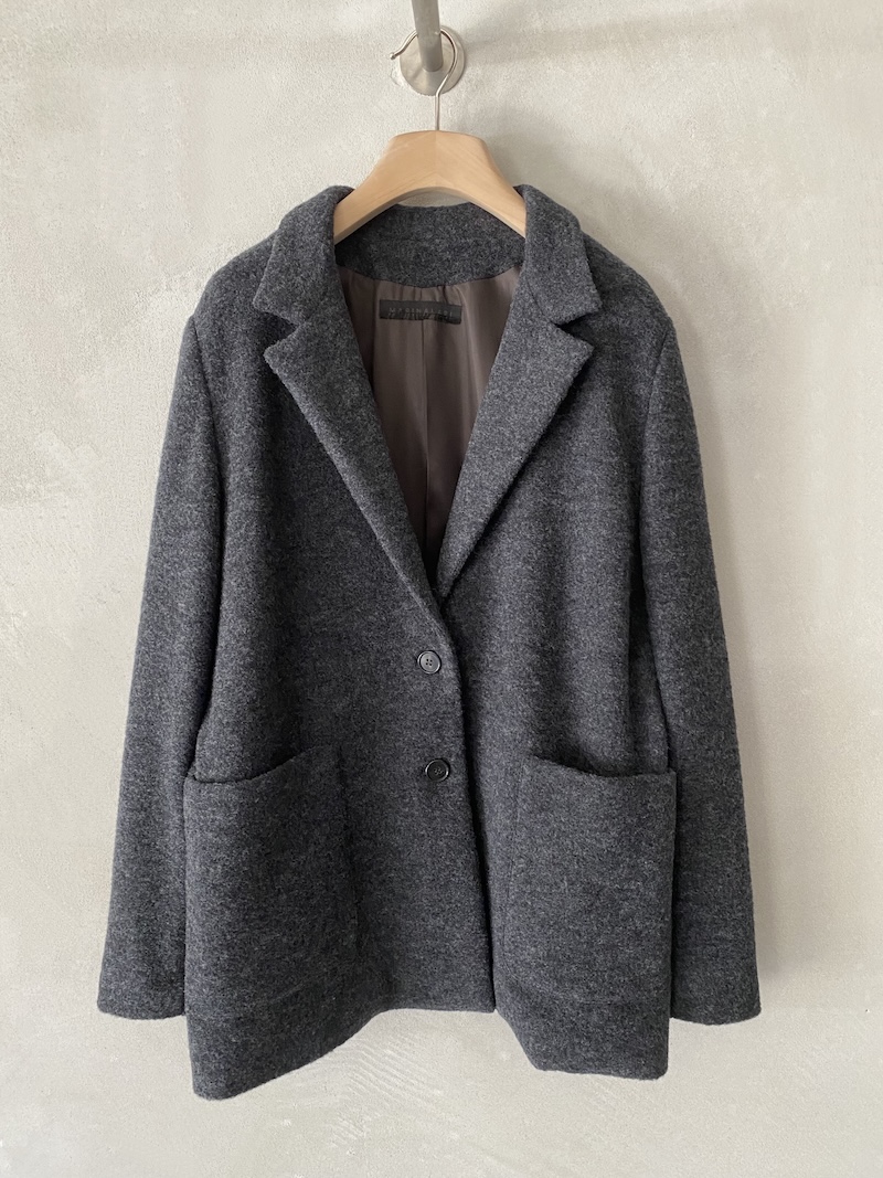 Giacca oversize in tessuto di lana con revers classico, chiusura monopetto a due bottoni e ampie tasche applicate colore grigio - MARINA LARI