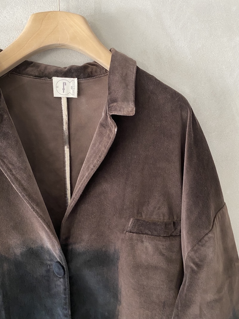 Giacca oversize in velluto di cotone dipinta a mano effetto sfumato colore fango - F CASHMERE 2