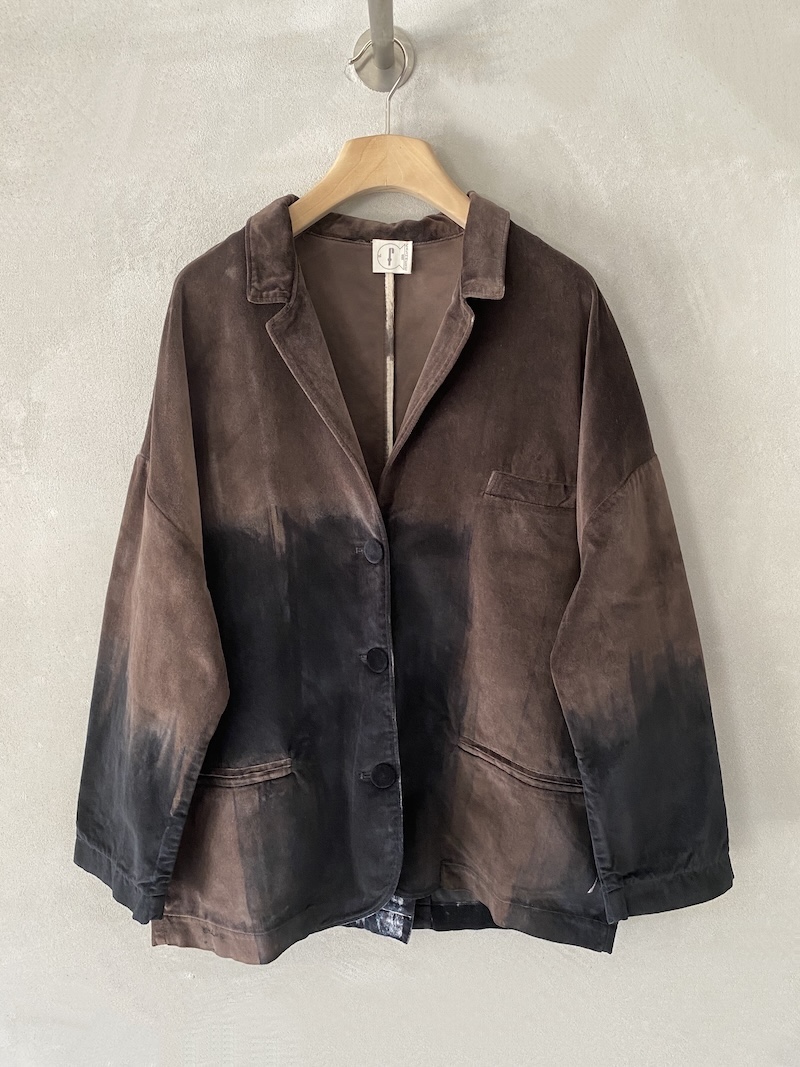Giacca oversize in velluto di cotone dipinta a mano con effetto sfumato, revers classico, spalla calata e tasche a filetto colore fango - F CASHMERE