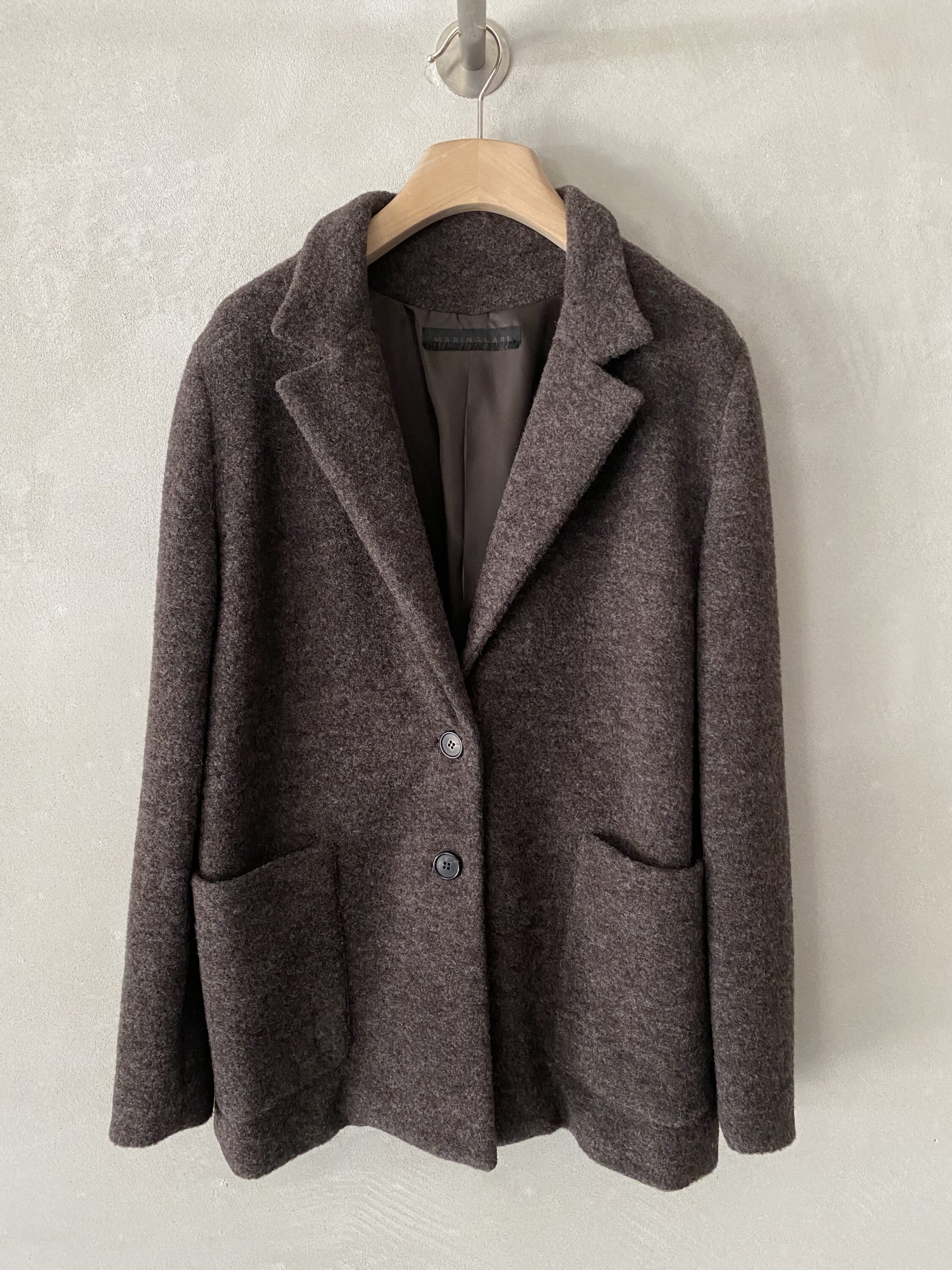 Giacca oversize in tessuto di lana con revers classico, chiusura monopetto a due bottoni e ampie tasche applicate colore marrone - MARINA LARI