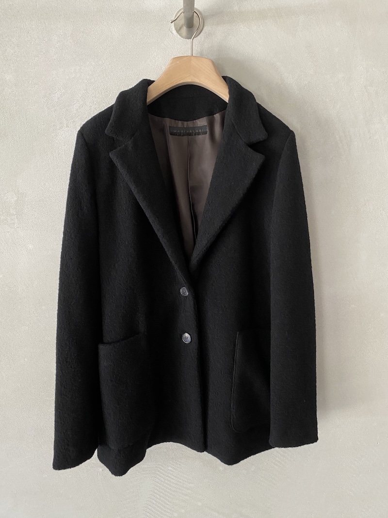 Giacca oversize in tessuto di lana con revers classico, chiusura monopetto a due bottoni e ampie tasche applicate colore nero - MARINA LARI
