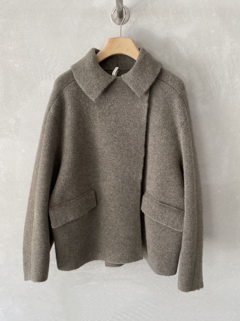 Giaccone verde chiaro oversize in maglieria di filati misti mélange, con spalla calata, ampio giromanica e bottoni nascosti, Boboutic.