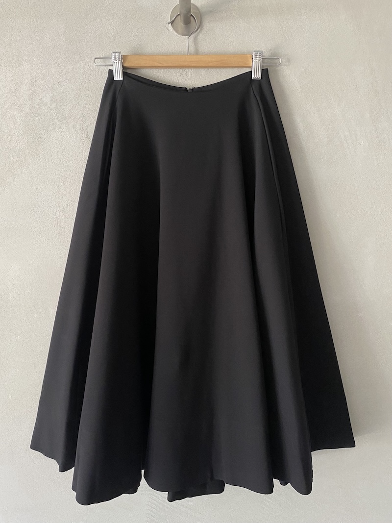 Gonna lunga a ruota in tessuto elasticizzato con tasche laterali, chiusura posteriore con zip invisibile e orlo a taglio vivo colore nero - MSM MILANO