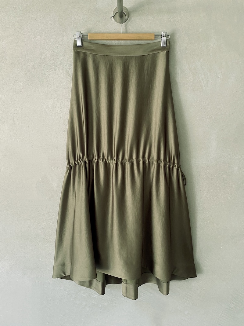 Gonna lunga a ruota in viscosa e poliestere con finitura lucida, linea svasata, coulisse regolabile e lunghezza maggiore sul retro colore militare - MSM MILANO