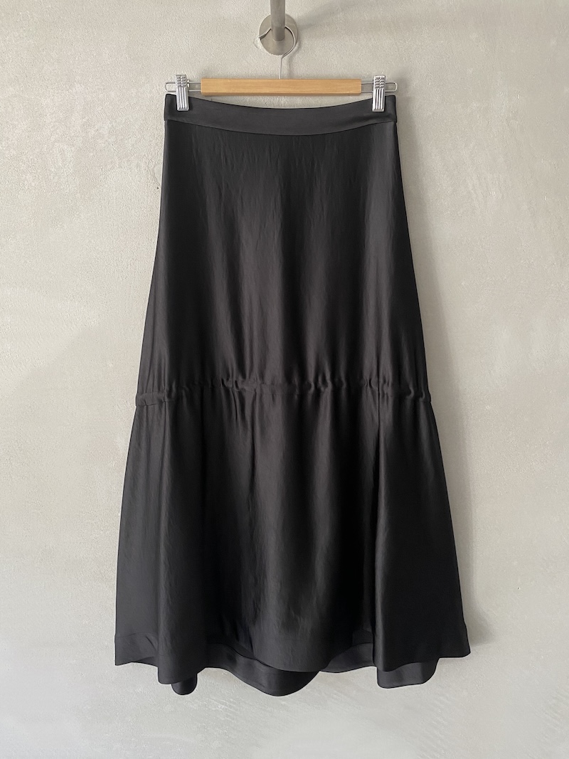 Gonna lunga a ruota in viscosa e poliestere con finitura lucida, linea svasata, coulisse regolabile e lunghezza maggiore sul retro colore nero - MSM MILANO