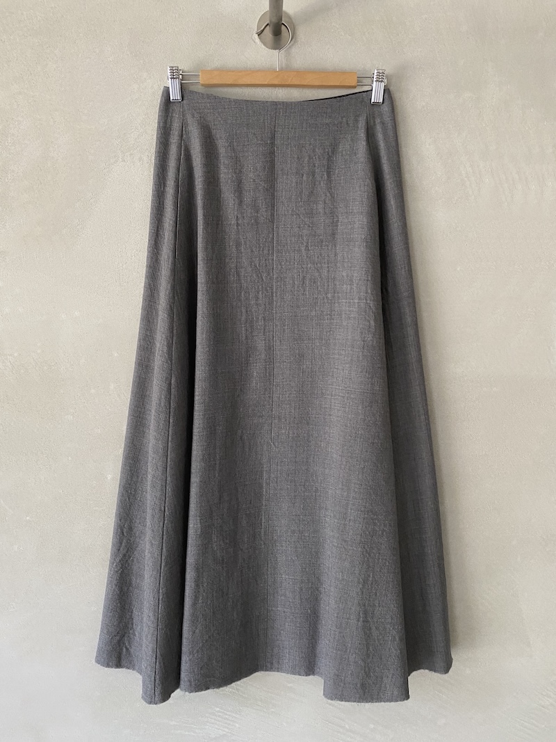 Gonna lunga in lana leggera con linea ampia e svasata, tasche laterali e fondo a taglio vivo leggermente sfilacciato colore grigio - BARBARA TANI