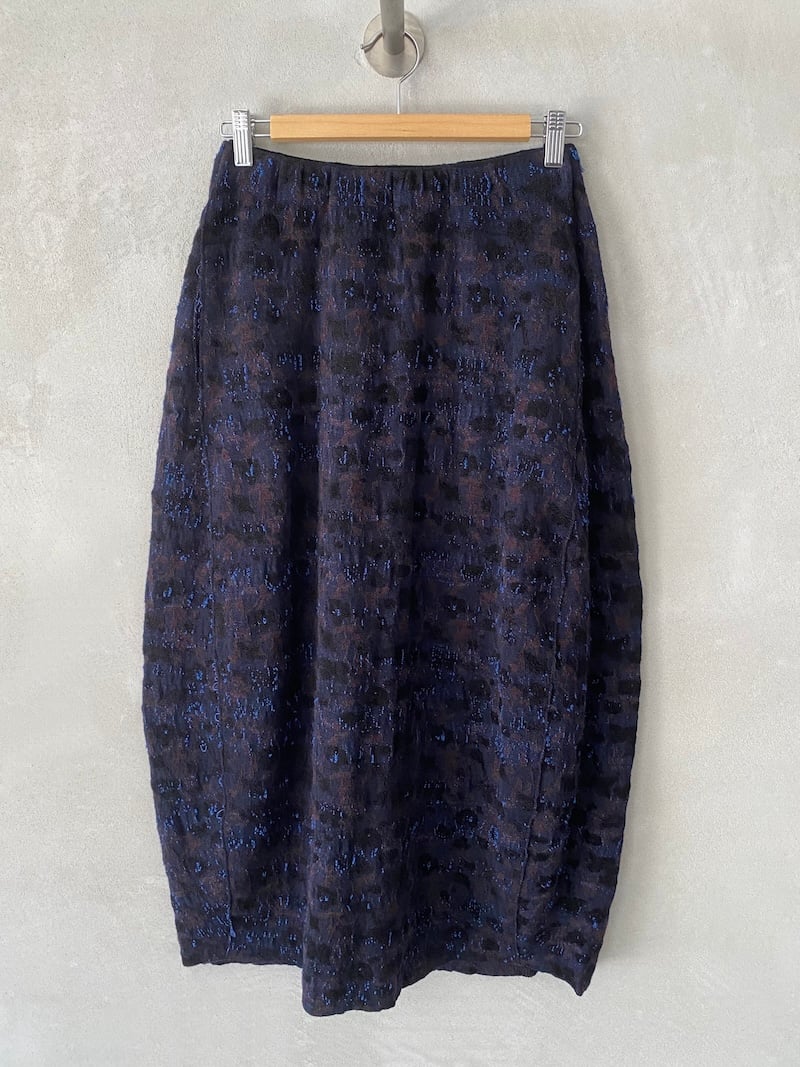 Gonna midi blu in tessuto jacquard con lavorazioni a contrasto, vita elasticizzata, tasche laterali e linea arrotondata, Boboutic.