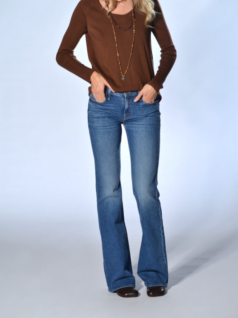 Jeans cinque tasche in cotone elasticizzato con effetto délavé, vita bassa e gamba svasata dal ginocchio colore HRL - MOTHER