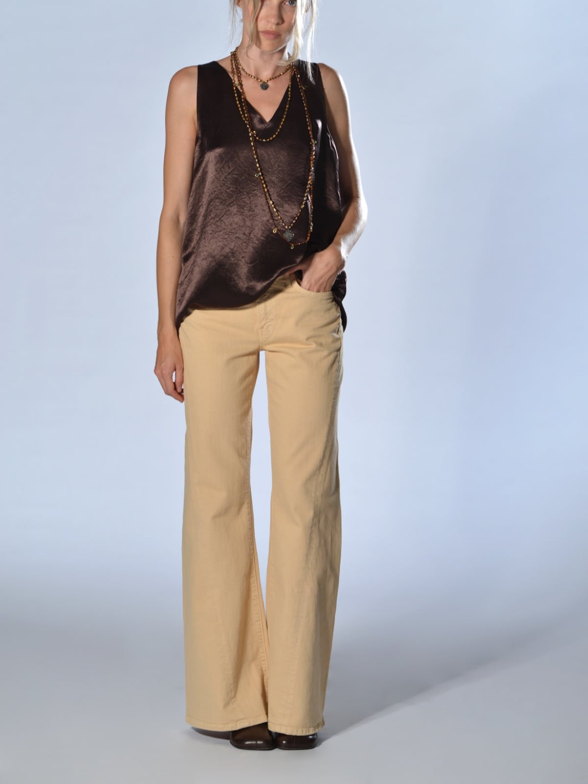 Jeans cinque tasche in cotone elasticizzato con vita regolare, linea aderente sui fianchi e gamba lunga ampia leggermente svasata al fondo colore WNW wheat - MOTHER