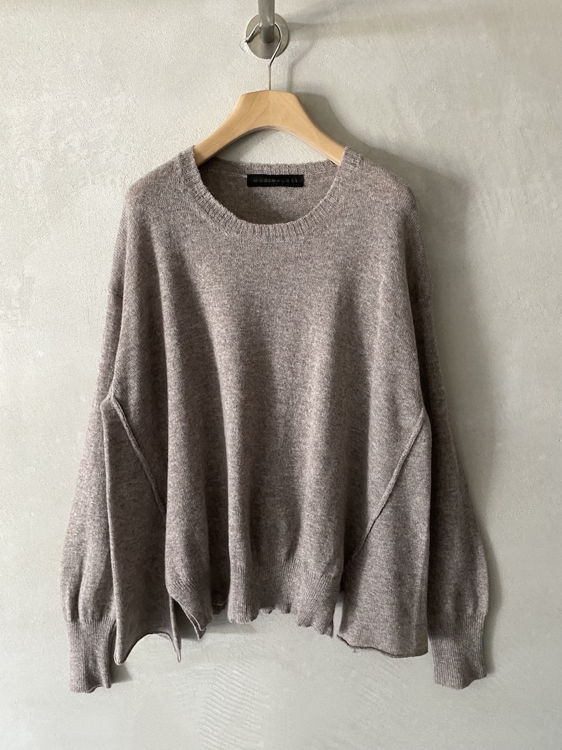 Maglia beige over in cashmere leggero, con spalla molto calata, cuciture sagomate a vista e fondo irregolare, Marina Lari.