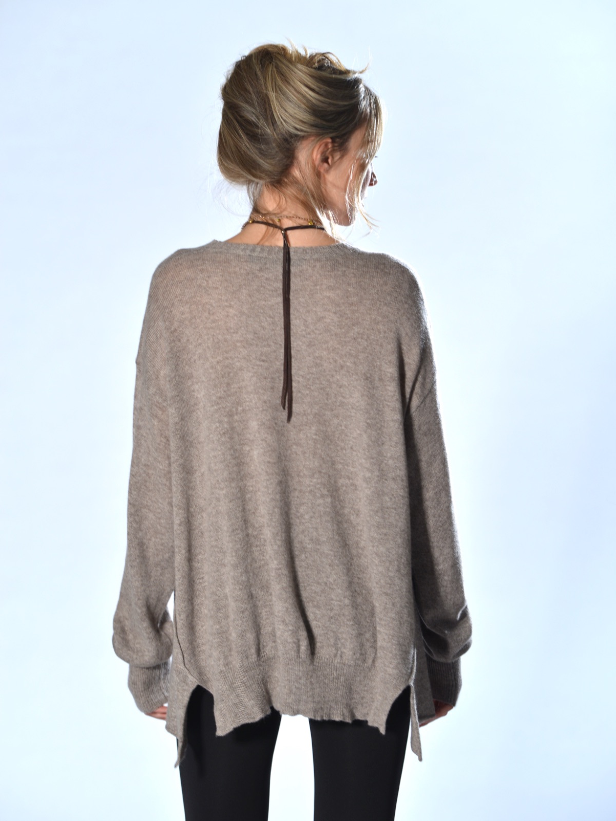 Maglia beige over in cashmere leggero con cuciture a vista Marina Lari 2