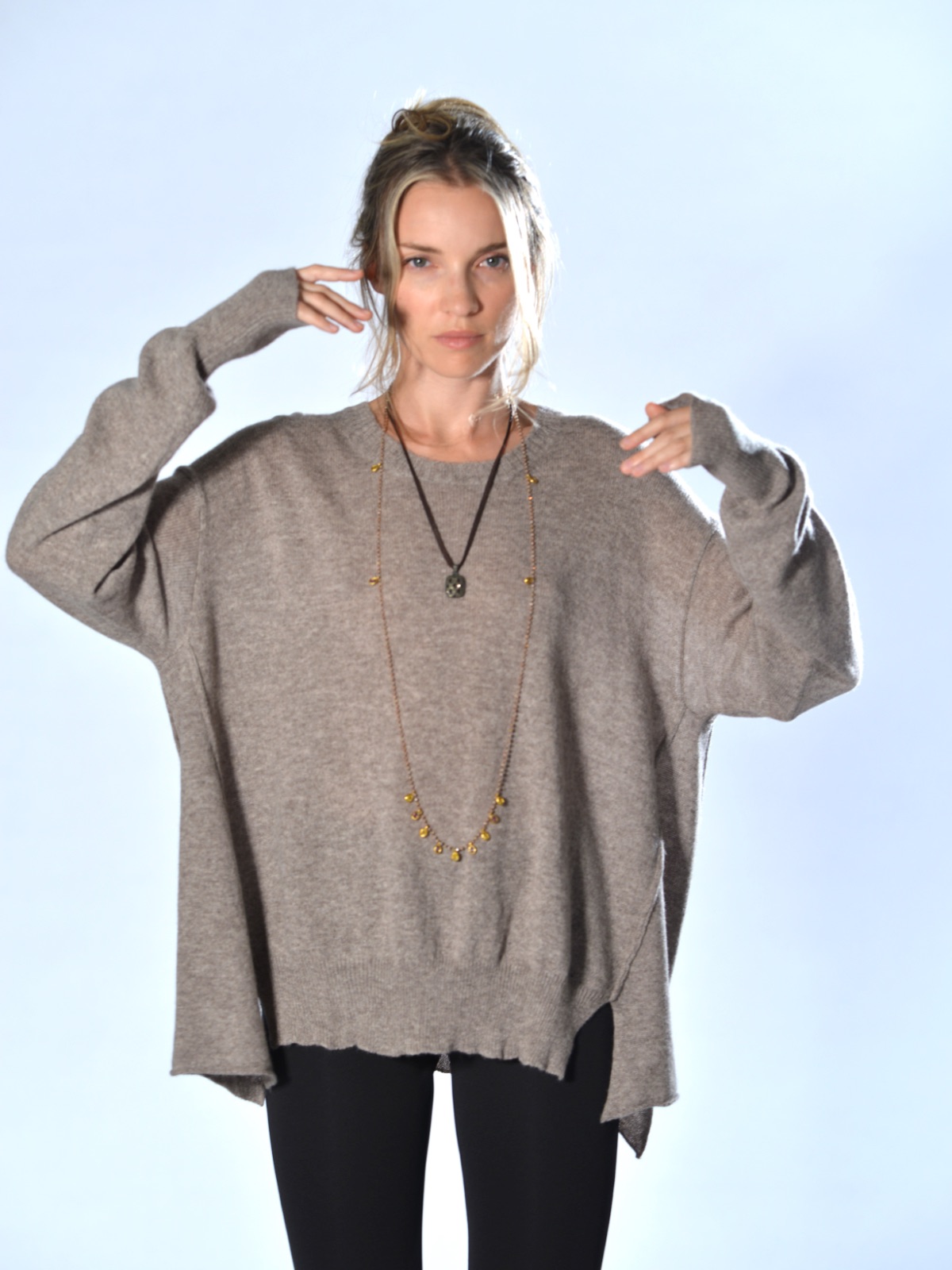 Maglia beige over in cashmere leggero, con spalla molto calata, cuciture sagomate a vista e fondo irregolare, Marina Lari.
