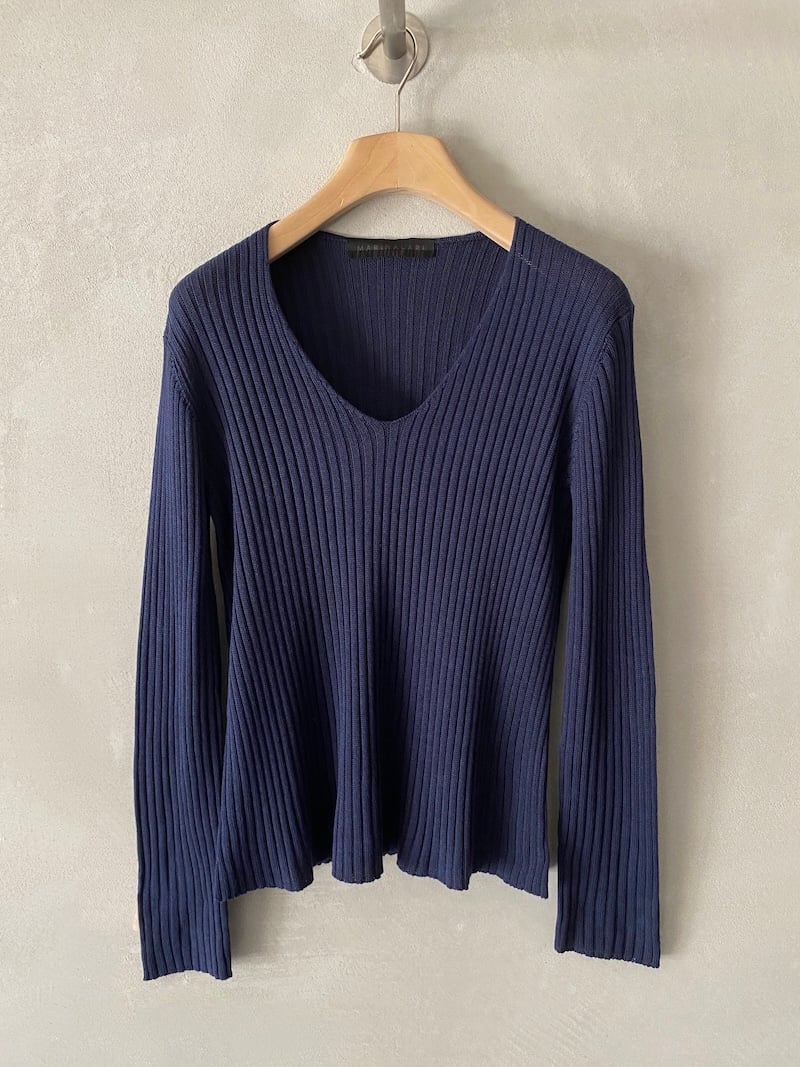 Maglia blu in seta con lavorazione a coste verticali, scollo a V, maniche lunghe e linea leggermente svasata, Marina Lari.
