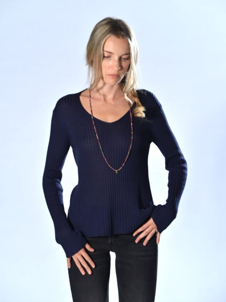 Maglia blu in seta a coste verticali con scollo a V Marina Lari